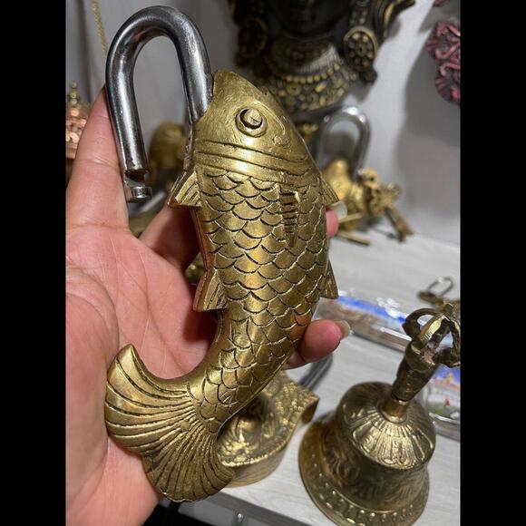 Handcrafted Brass Fish Padlock with Keys - Picture 12 of 12